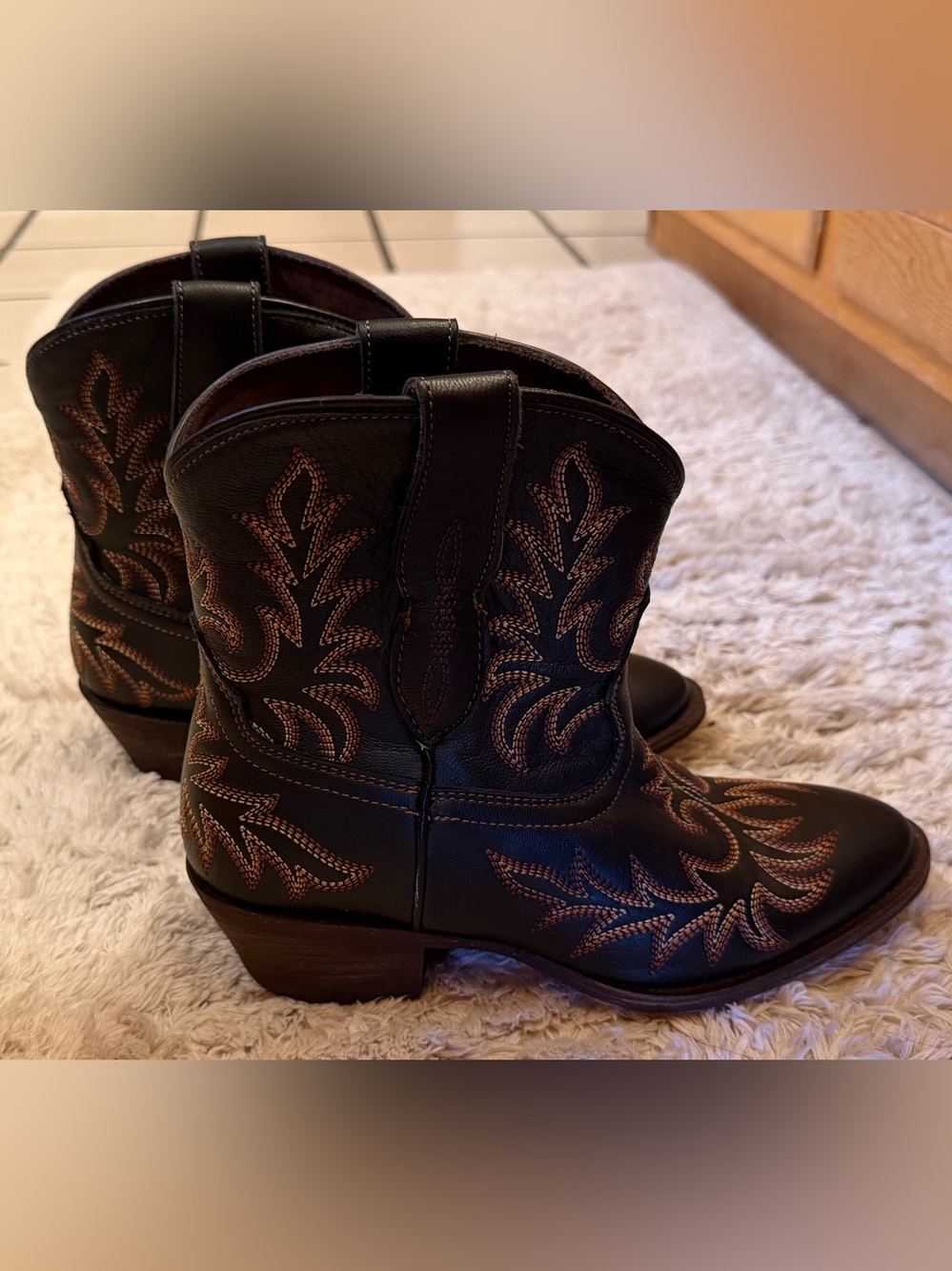 Ariat Womens size 6.5 Black Western Embroidered Leather Ankle Boots New conditio